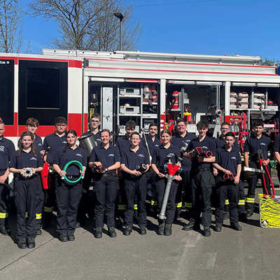 Verstärkung: 16 neue Feuerwehrleute haben erfolgreich den ersten Teil ihrer Grundausbildung abgeschlossen und unterstützen die freiwilligen Feuerwehren Triers. Feuerwehrchef Andreas Kirchartz (links) gratulierte zum Abschluss. 
Die Berufsfeuerwehrleute Matthias Maxheim (rechts) und Timo Zimmer (2. v. r.) von der Berufsfeuerwehr waren die Ausbilder. 
