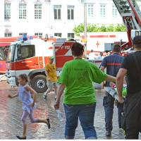 2015: Drückende Hitze beim Abschlussgottesdienst des 7. Deutschen Chorfestivals führt bei vielen Teilnehmern zu Kreislaufproblemen und zu einem Großeinsatz von Rettungsdienst und Feuerwehr vor dem Trierer Dom.