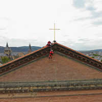 Höhenretter befreien einen Falken auf de Dach der Basilika.