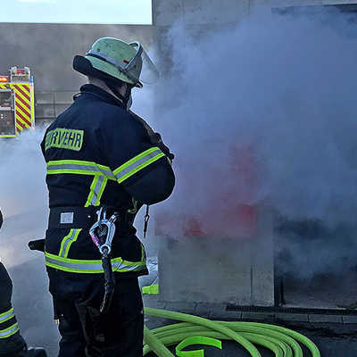 Mit Disko-Nebel wird ein Wohnungsbrand auf der Feuerwache 2 in Ehrang simuliert.