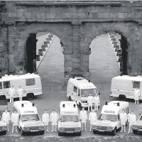 Acht Rettungsdienstfahrzeuge stehen gemeinsam mit Mitarbeitern des Rettungsdienstes vor der Porta Nigra.