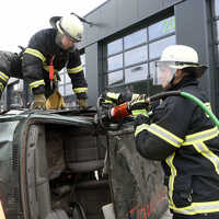 Die Feuerwehr leistet technische Hilfe, etwa bei der Befreiung eingeklemmter Menschen aus Autowracks.