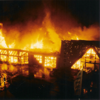 Großbrand bei der Firma Leyendecker in der Saarstraße. Das Gebäude steht komplett in Flammen.