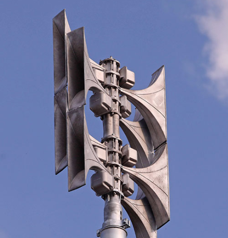 Foto einer Sirenenanlage mit Fokus auf den acht Lautsprechern.