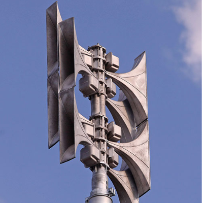 Foto einer Sirenenanlage mit Fokus auf den acht Lautsprechern.