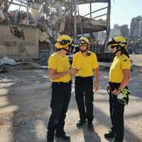 Die Einsatzkräfte von @fire beraten sich in der Trümmerlandschaft in Beirut.