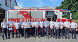 Der Ehrungsabend in Biewer, bei dem Helmut Biewer (7.v.r.) ein besondere Rolle spielte, endeten mit dem traditionellen Gruppenfoto mit OB Wolfram Leibe (Mitte) und Vize-Feuerwehrchef Dr. Andreas Palzer (r.)