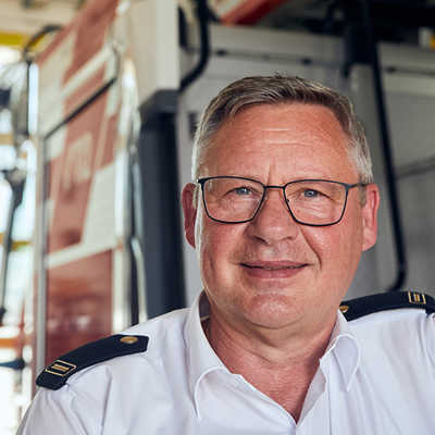 Wohlverdienter Ruhestand. Nach 40 Dienstjahren bei der Trierer Berufsfeuerwehr hängt Olaf Backes die Uniform an den Nagel. Er will sich aber weiterhin bei der Freiwilligen Feuerwehr in Biewer engagieren. 