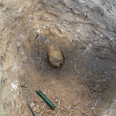 Beim Ausheben der Grube für das Fundament eines Sonnenschirms fand ein Gartenbesitzer aus Pfalzel diese 8,8-Zentimeter-Weltkriegsgranate.