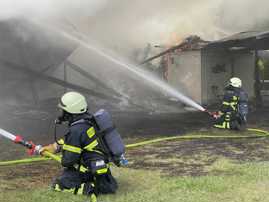 Die Feuerwehr löscht das im Vollbrand stehende Haus.