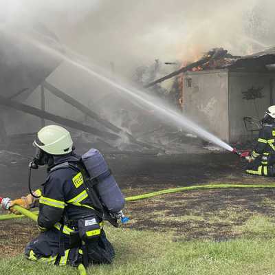 Die Feuerwehr löscht das im Vollbrand stehende Haus.