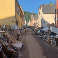 In den Straßen in Ehrang türmen sich Berge von Schutt und Müll.