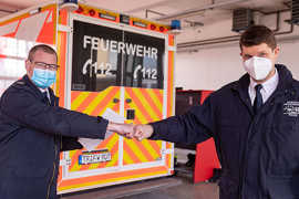Triers Feuerwehrchef Andreas Kirchartz überreicht dem Berufsfeuerwehrmann Jürgen Becker ein Dankesschreiben des Trierer Polizeipräsidenten Rudolf Berg.