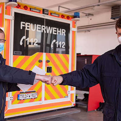 Triers Feuerwehrchef Andreas Kirchartz (links) überreicht dem Berufsfeuerwehrmann Jürgen Becker ein Dankesschreiben des Trierer Polizeipräsidenten Rudolf Berg. 