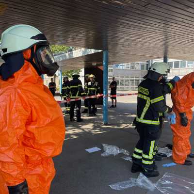 Einsatz an der IGS auf dem Wolfsberg: Feuerwehrleute des Gefahrstoffzugs ziehen sich Schutzkleidung an, um die Ursache der Atemwegsreizung bei einem Schüler und einer Lehrerin zu erkunden. Das L-Gebäude (Altbau) wurde evakuiert.
