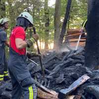 Im Wald bei Quint stand ein Brennholzlager in Flammen. 30 Wehrleute waren im Einsatz, um es zu löschen. Foto: Presseamt/Ernst Mettlach
