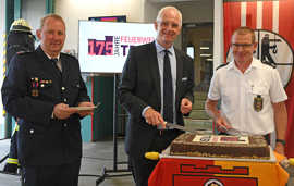 Feuerwehrchef Andreas Kirchartz und OB Wolfram Leibe schneiden gemeinsam mit Stadtfeuerwehrobmann Johannes Haag (v. r.) als Vertreter der Freiwilligen Feuerwehren den Kuchen an.