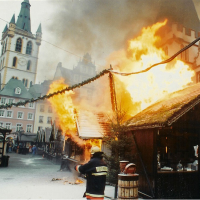 Eine Bude auf dem Weihnachtsmarkt fängt Feuer und schlägt meterhohe Flammen. 
