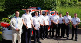 Vor dem neuen Mannschaftstransportfahrzeugs der Freiwilligen Feuerwehr Biewer stehen die geehrten Mitglieder gemeinsam mit Feuerwehrdezernent Ralf Britten.